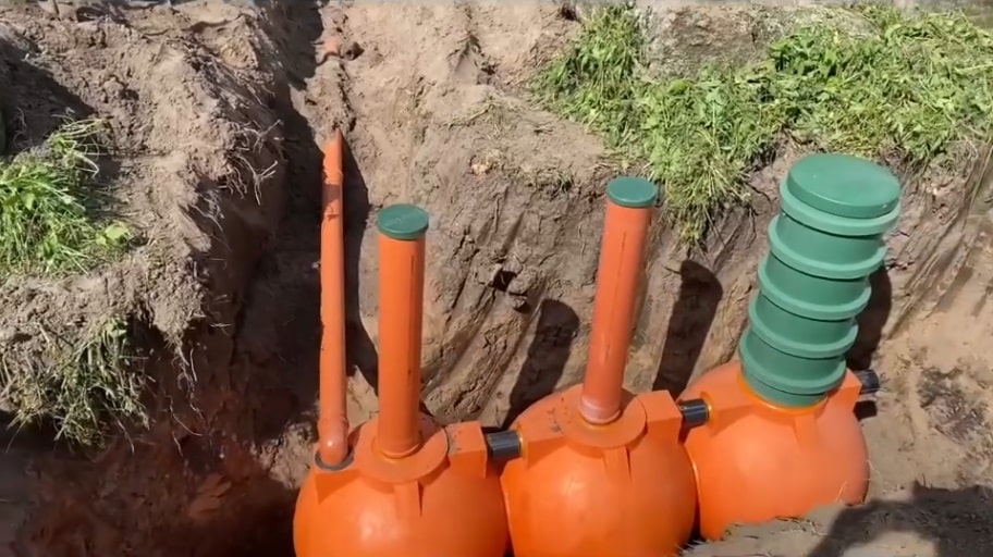 фото монтажа септика из поста автора @septikgrodno Монтаж септика Чистовод-3-Шар, с организацией стока из дренажных тоннелей. Работы произведены за 1 день. 