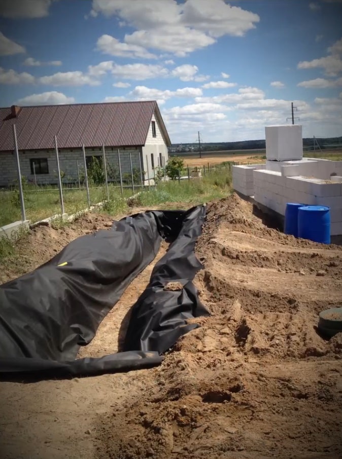фото монтажа септика из поста автора @septikgrodno Общий объём системы составляет 1500 литров, очистка составляет до 700 л/сутки.В первичном отстойнике происходит отделение песка и крупных загрязнений.