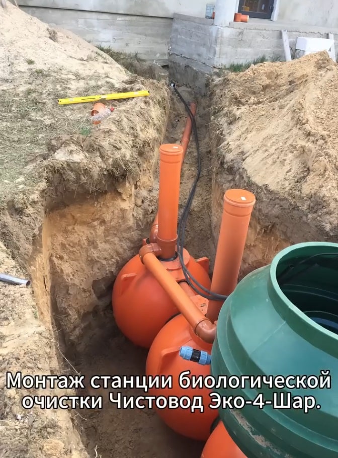 фото монтажа септика из поста автора @septikgrodno Отличительная особенность «Чистовод-Эко» — это расположение биореактора выше уровня воды и его естественная аэрация.