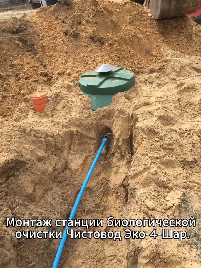 фото монтажа септика из поста автора @septikgrodno Принцип работы основан на принудительном многократном распылении отстоявшихся и осветленных стоков насосом на загрузку биореактора с прикрепленными бактериями.