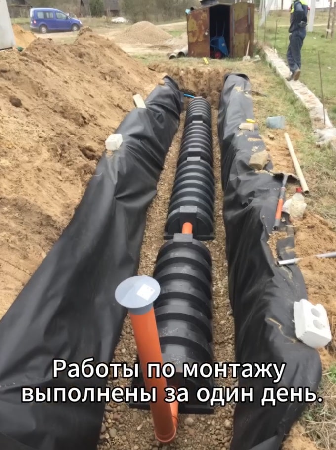 фото монтажа септика из поста автора @septikgrodno Высокая степень очистки позволяет отвести очищенный сток на открытый рельеф, в придорожную канаву или не большой поверхностный дренаж.