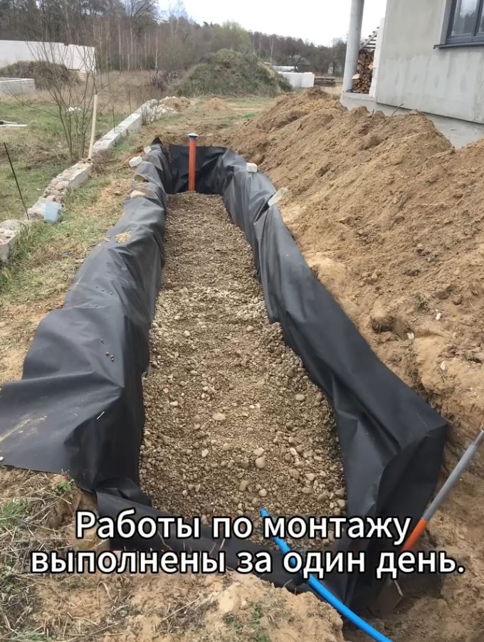 фото монтажа септика из поста автора @septikgrodno Для обустройства дренажа, рекомендуем применять дренажные тоннели. Они устанавливаются на слой гравия, эффективно принимают залповый сброс воды и равномерно распределяют её по всей площади дренажа.