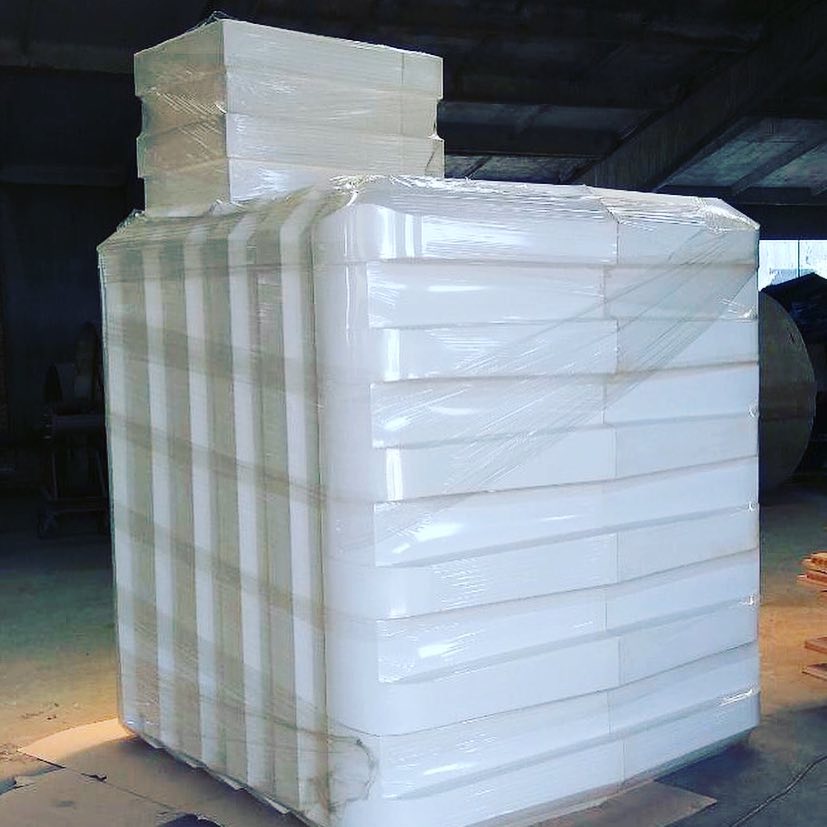 Белый пластиковый погреб Чистовод-2000 размером 2 на 2 м с вертикальным входом