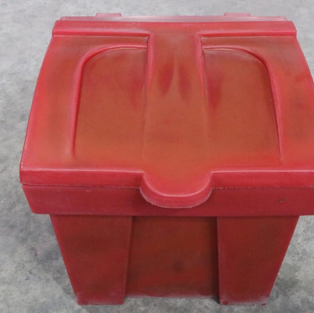 Процесс производства красного пластикового пожарного ящика для песка на нашем заводе