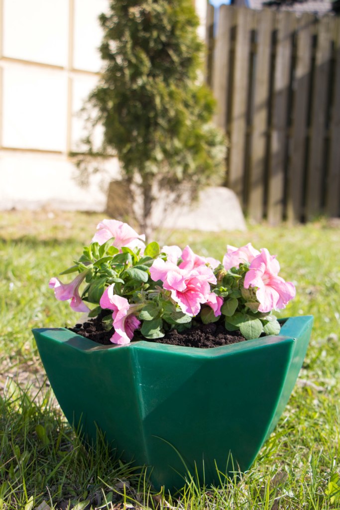 Вазон пластиковый. Собственное производство. Чистоград. Кашпо цветочное Лотос 350/450. Модель 2019  🍏 Каталог ранее выпускаемой завовом продукции  ⛲ — это Завод Чистовод, Минск — это септик автономной канализации «под ключ» в частном доме и на даче в Минске и по Беларуси, это канализация с гарантией, доставкой и рассрочкой   Каталог