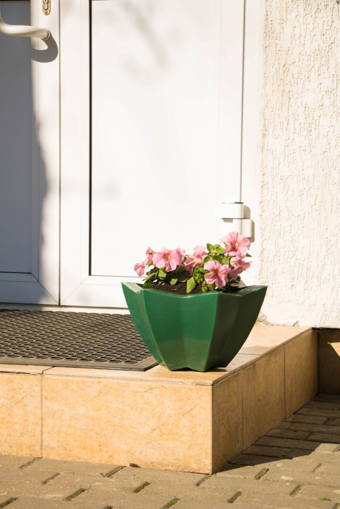 Вазон пластиковый. Собственное производство. Чистоград. Кашпо цветочное Лотос 350/450. Модель 2019  🍏 Каталог ранее выпускаемой завовом продукции  ⛲ — это Завод Чистовод, Минск — это септик автономной канализации «под ключ» в частном доме и на даче в Минске и по Беларуси, это канализация с гарантией, доставкой и рассрочкой   Каталог