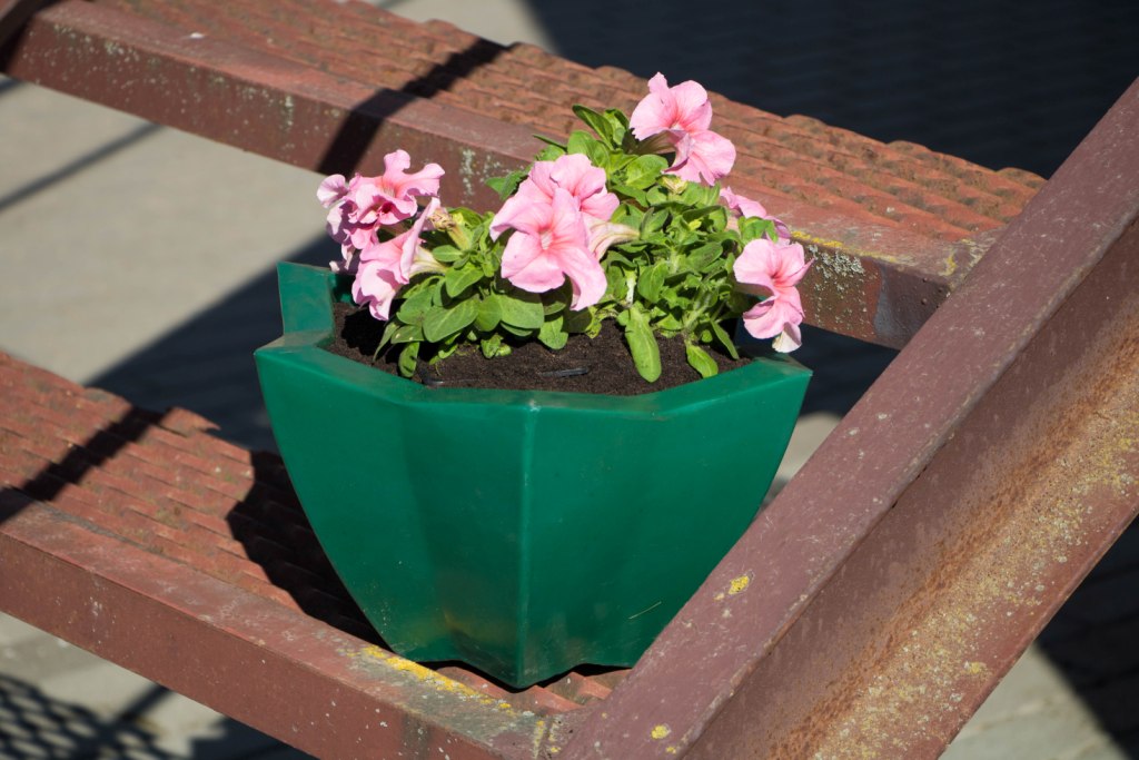 Вазон пластиковый. Собственное производство. Чистоград. Кашпо цветочное Лотос 350/450. Модель 2019  🍏 Каталог ранее выпускаемой завовом продукции  ⛲ — это Завод Чистовод, Минск — это септик автономной канализации «под ключ» в частном доме и на даче в Минске и по Беларуси, это канализация с гарантией, доставкой и рассрочкой   Каталог