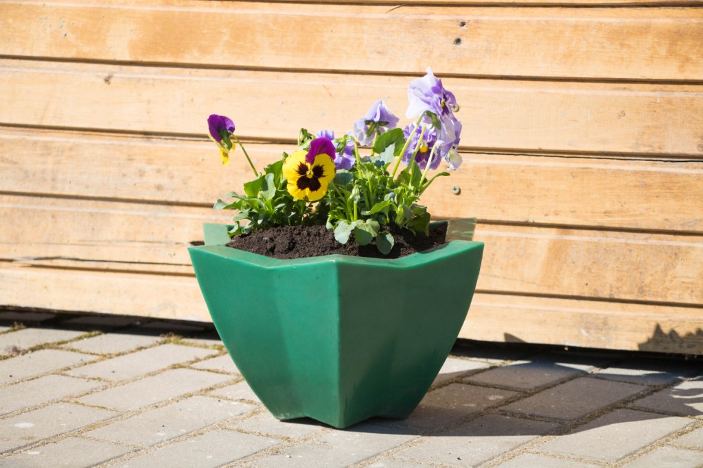 Вазон пластиковый. Собственное производство. Чистоград. Кашпо цветочное Лотос 350/450. Модель 2019  🍏 Каталог ранее выпускаемой завовом продукции  ⛲ — это Завод Чистовод, Минск — это септик автономной канализации «под ключ» в частном доме и на даче в Минске и по Беларуси, это канализация с гарантией, доставкой и рассрочкой   Каталог