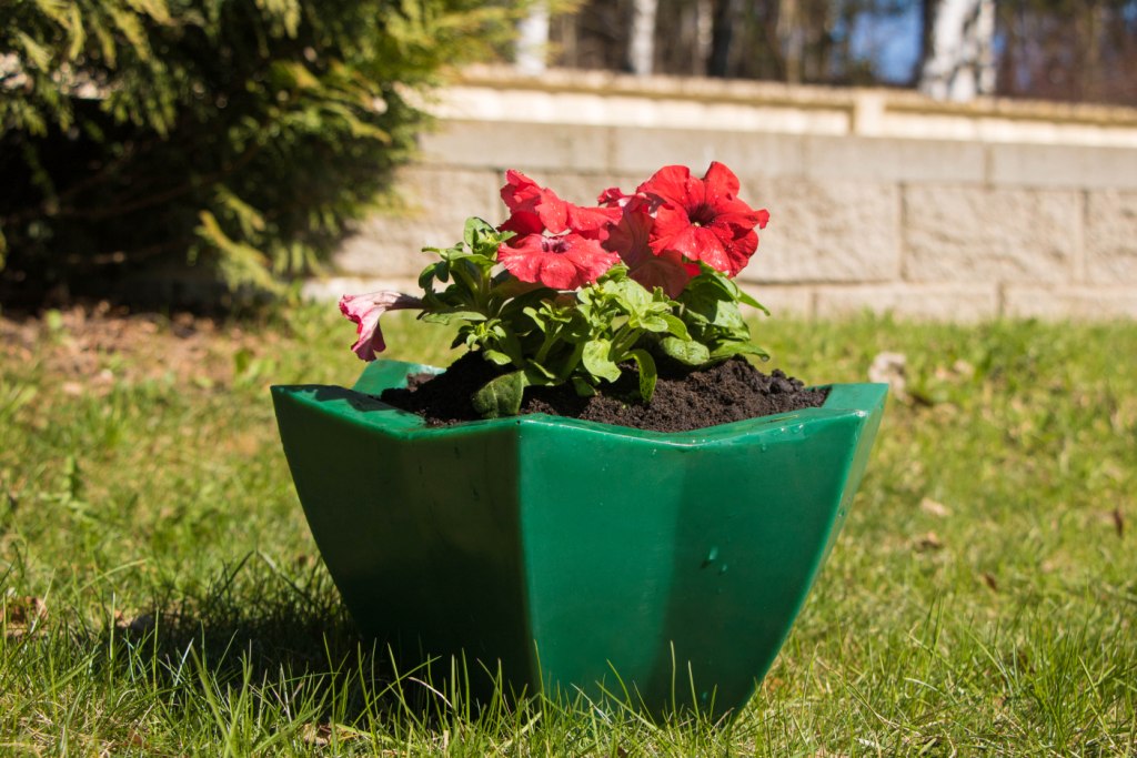 Вазон пластиковый. Собственное производство. Чистоград. Кашпо цветочное Лотос 350/450. Модель 2019  🍏 Каталог ранее выпускаемой завовом продукции  ⛲ — это Завод Чистовод, Минск — это септик автономной канализации «под ключ» в частном доме и на даче в Минске и по Беларуси, это канализация с гарантией, доставкой и рассрочкой   Каталог