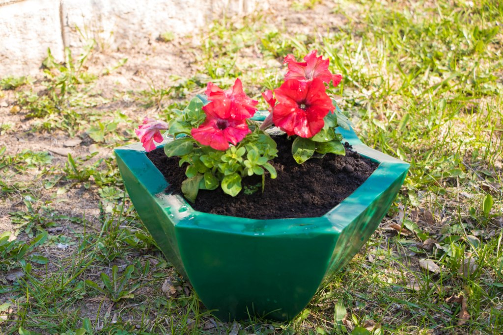 Вазон пластиковый. Собственное производство. Чистоград. Кашпо цветочное Лотос 350/450. Модель 2019  🍏 Каталог ранее выпускаемой завовом продукции  ⛲ — это Завод Чистовод, Минск — это септик автономной канализации «под ключ» в частном доме и на даче в Минске и по Беларуси, это канализация с гарантией, доставкой и рассрочкой   Каталог